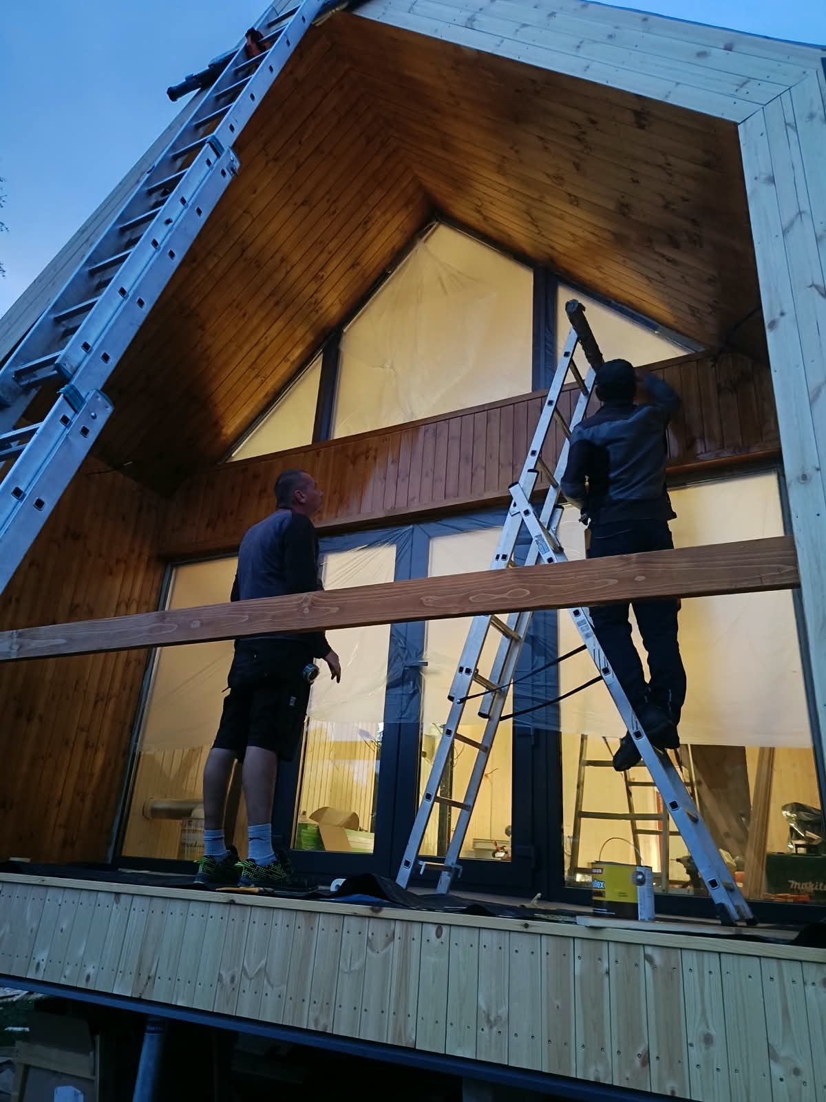 Montage der Holzverkleidung am Giebel