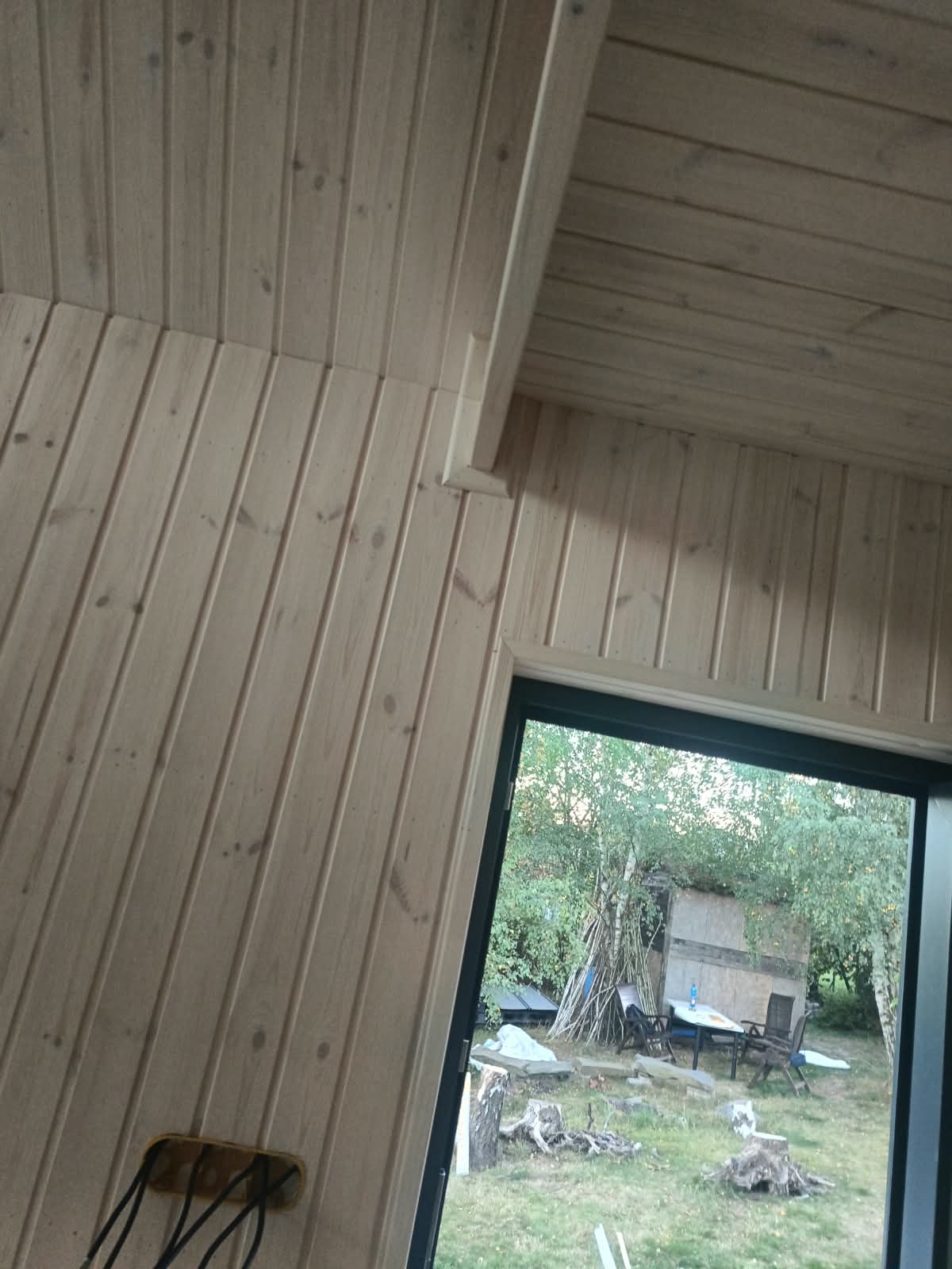 Holzverkleidung im Fensterbereich