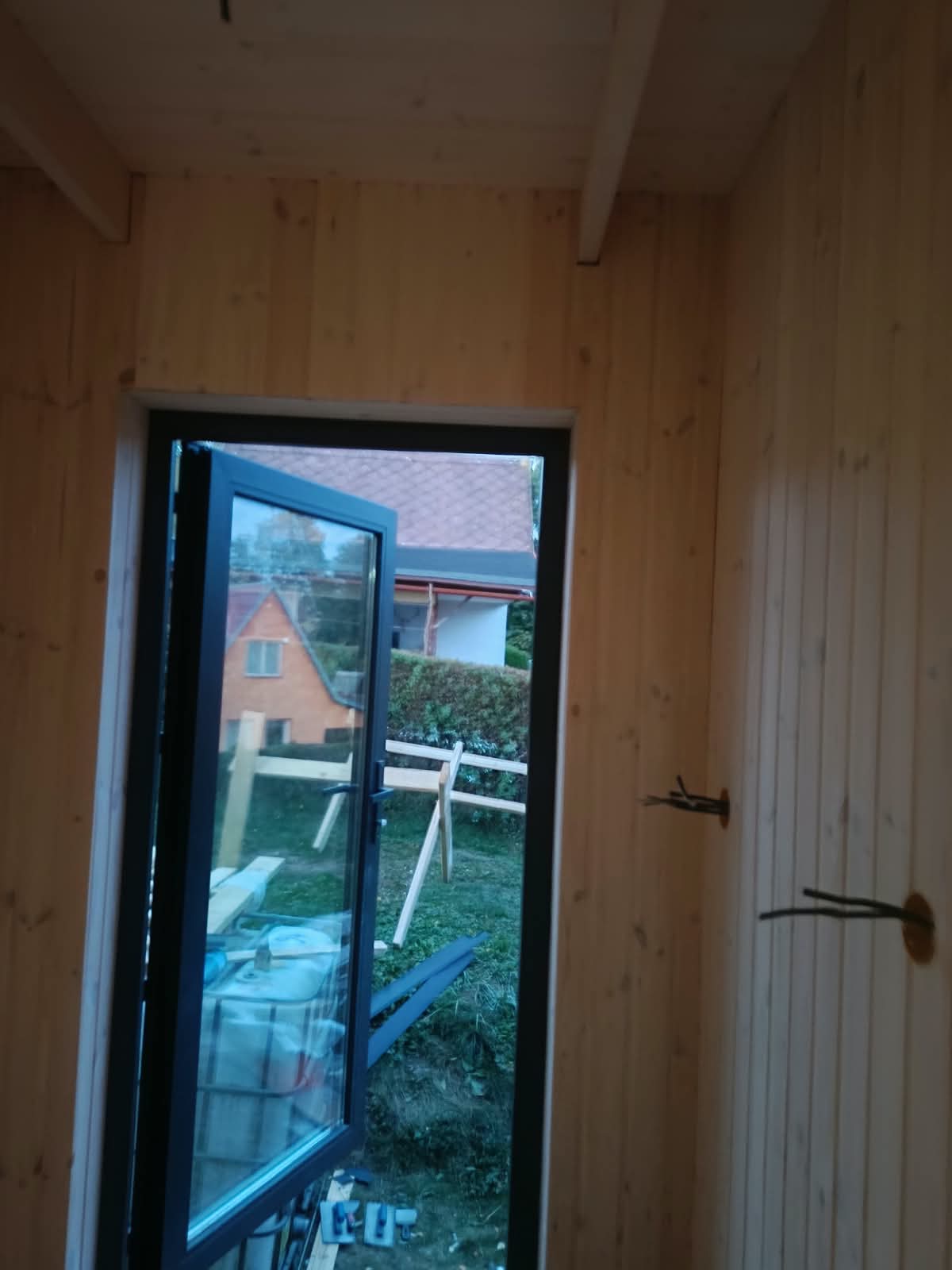 Holzverkleidung im Türbereich