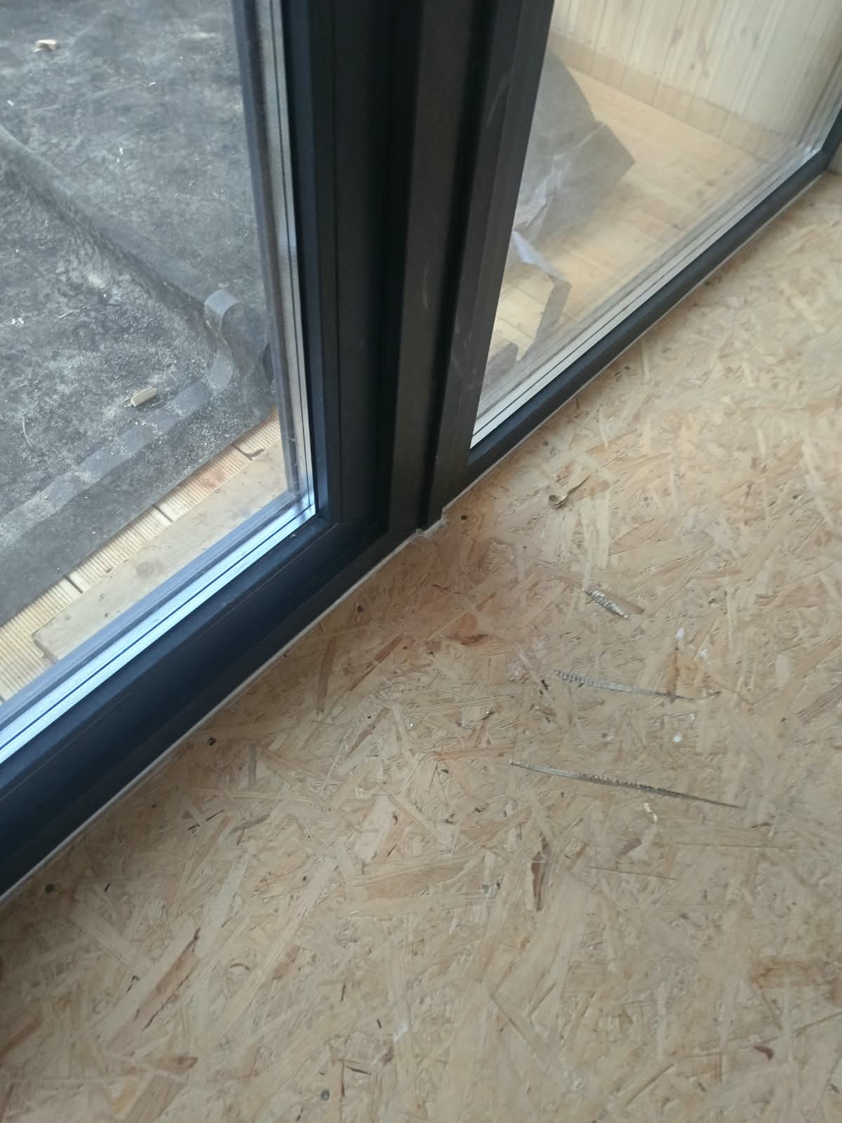 Detail der Schwelle der verglasten Tür