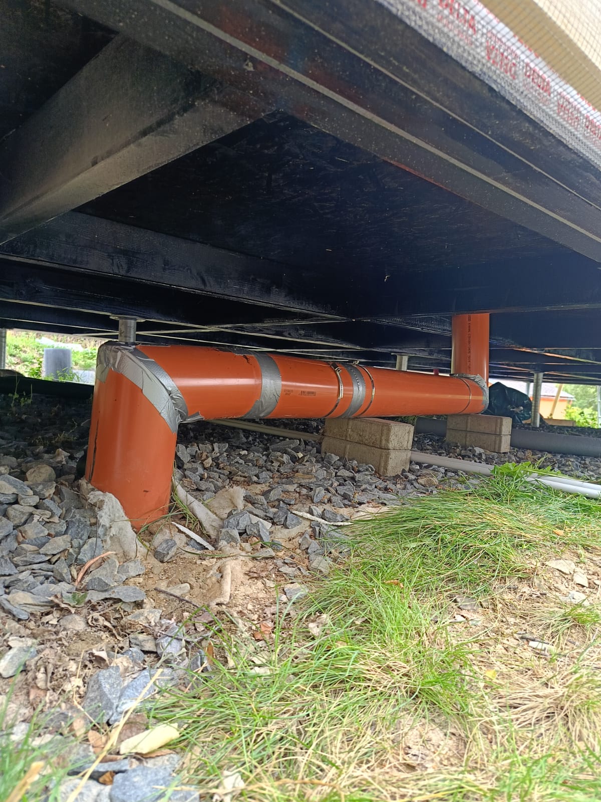 Verlegen der Abwasserleitungen unter dem Boden