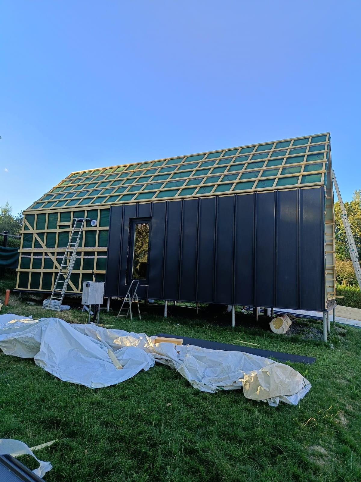 Beginn der Montage der Metallfassadenverkleidung