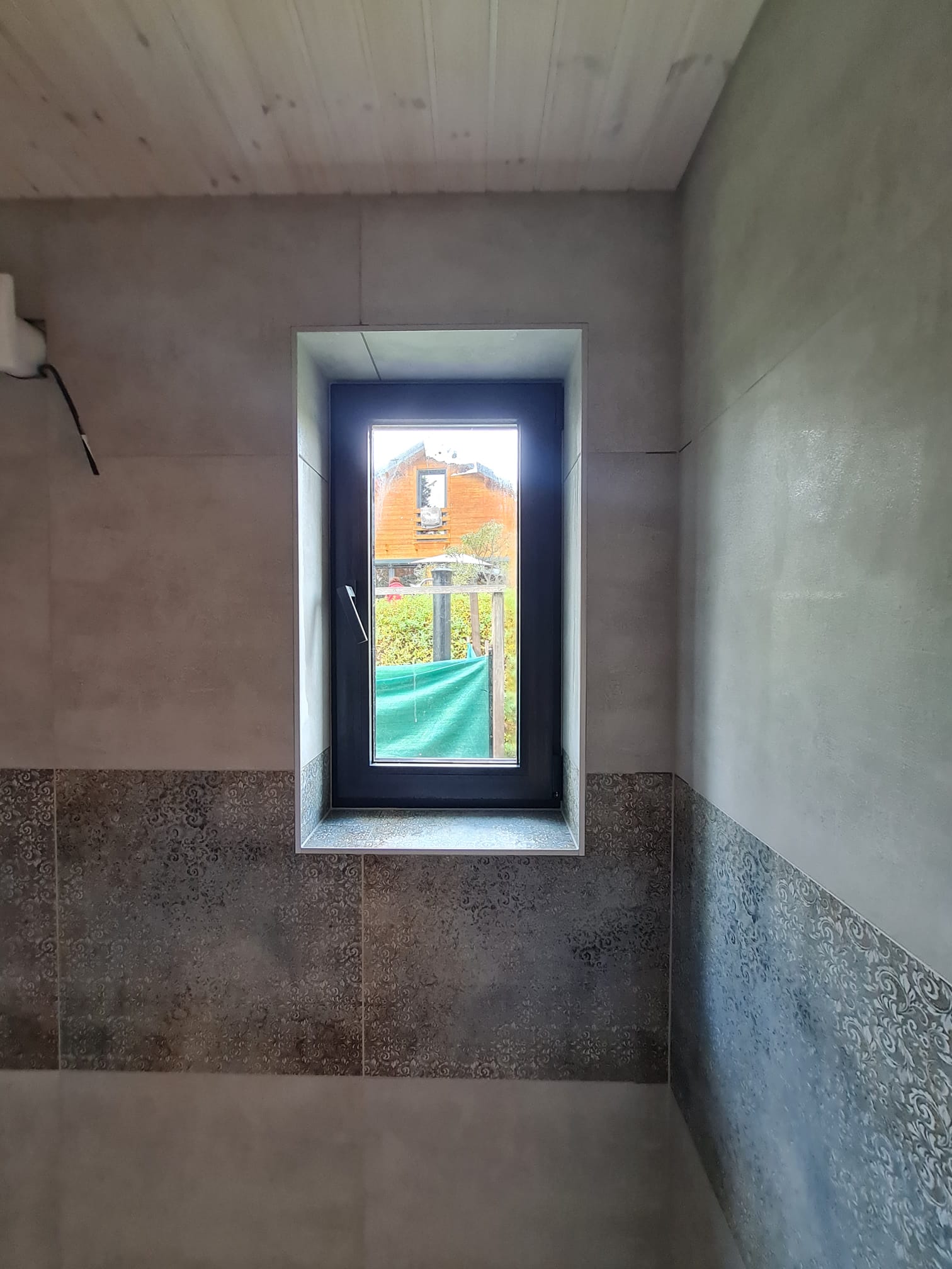 Fliesenverlegung im Fensterbereich
