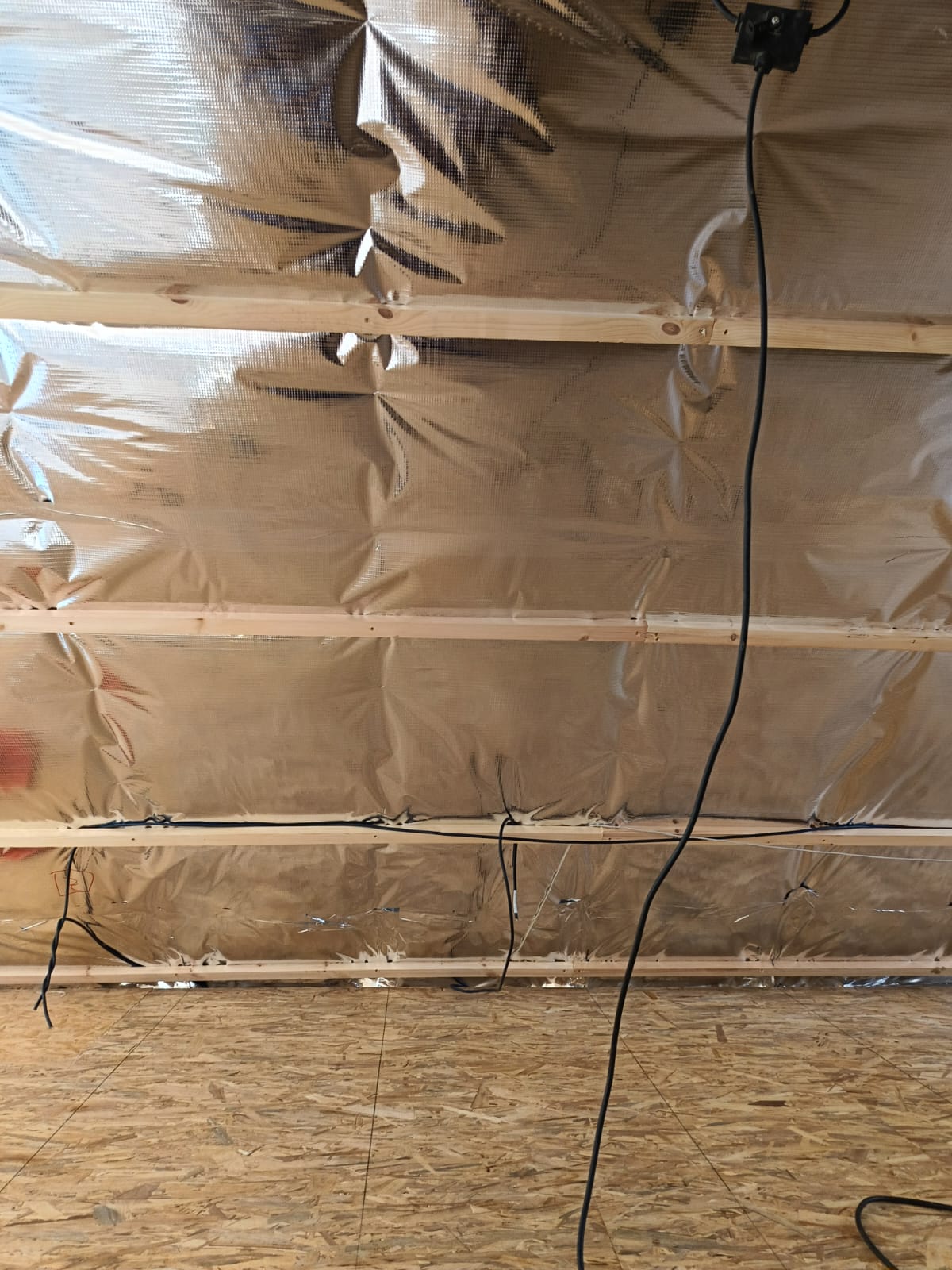 Detail der Dampfsperre und Holzlatten