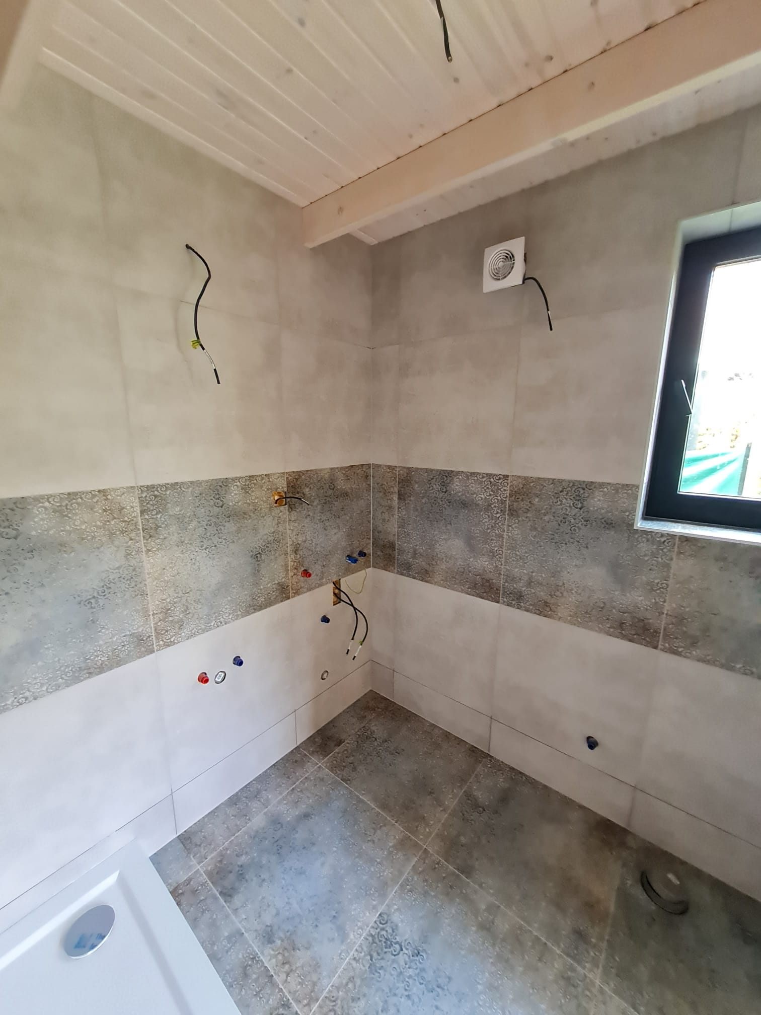 Wandfertigstellung und Vorbereitung der Sanitäranschlüsse