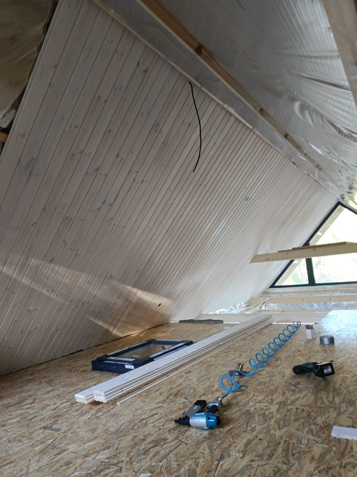Holzverkleidung der Dachschrägen