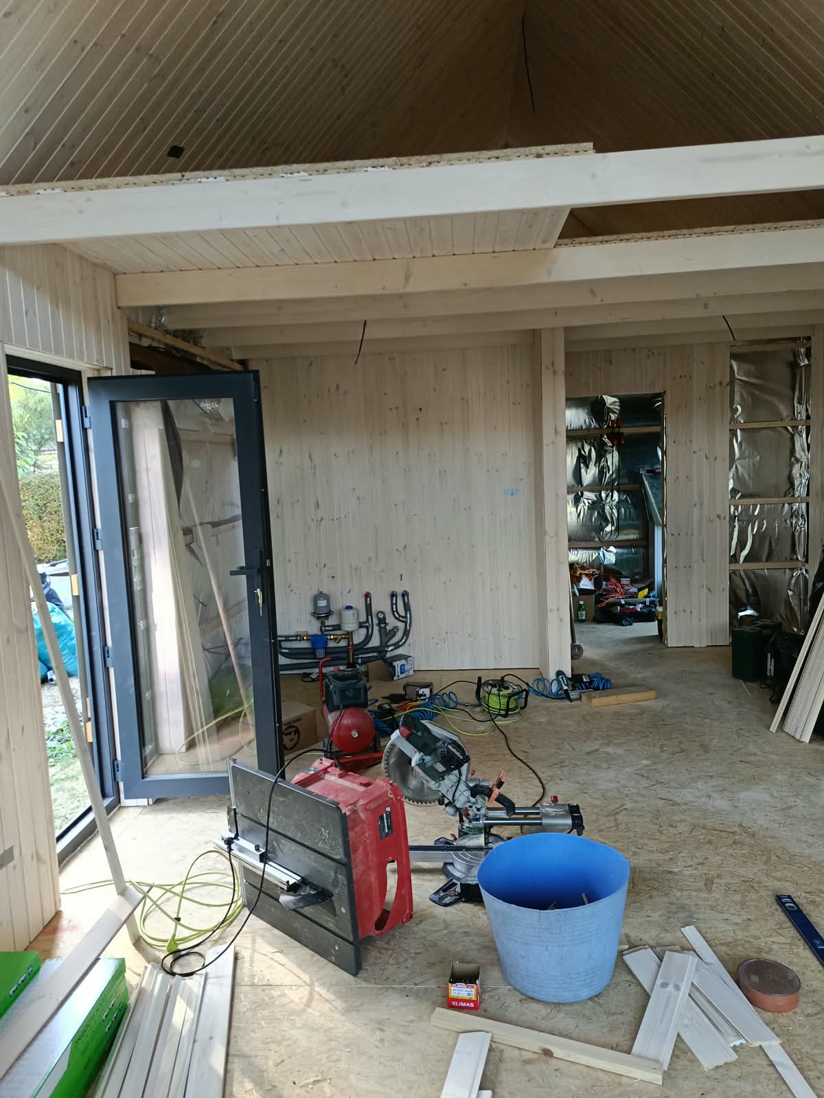 Gesamtansicht der Räume mit Holzverkleidung