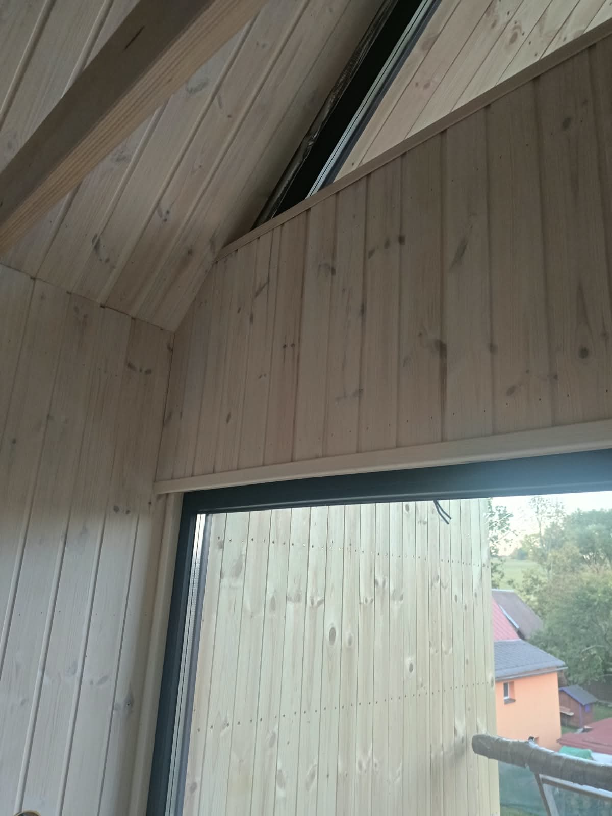 Holzverkleidung oberhalb der Panoramaverglasung