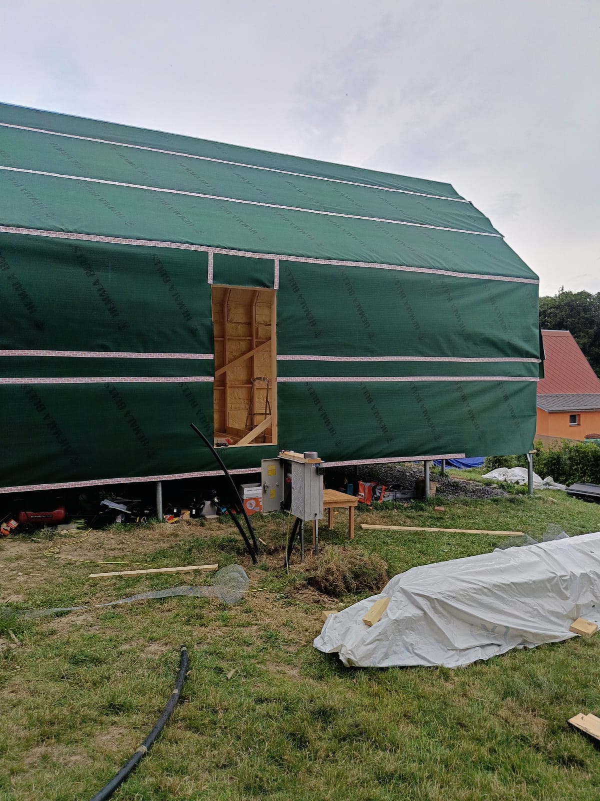 Anbringen der Schutzmembran an Wänden und Dach