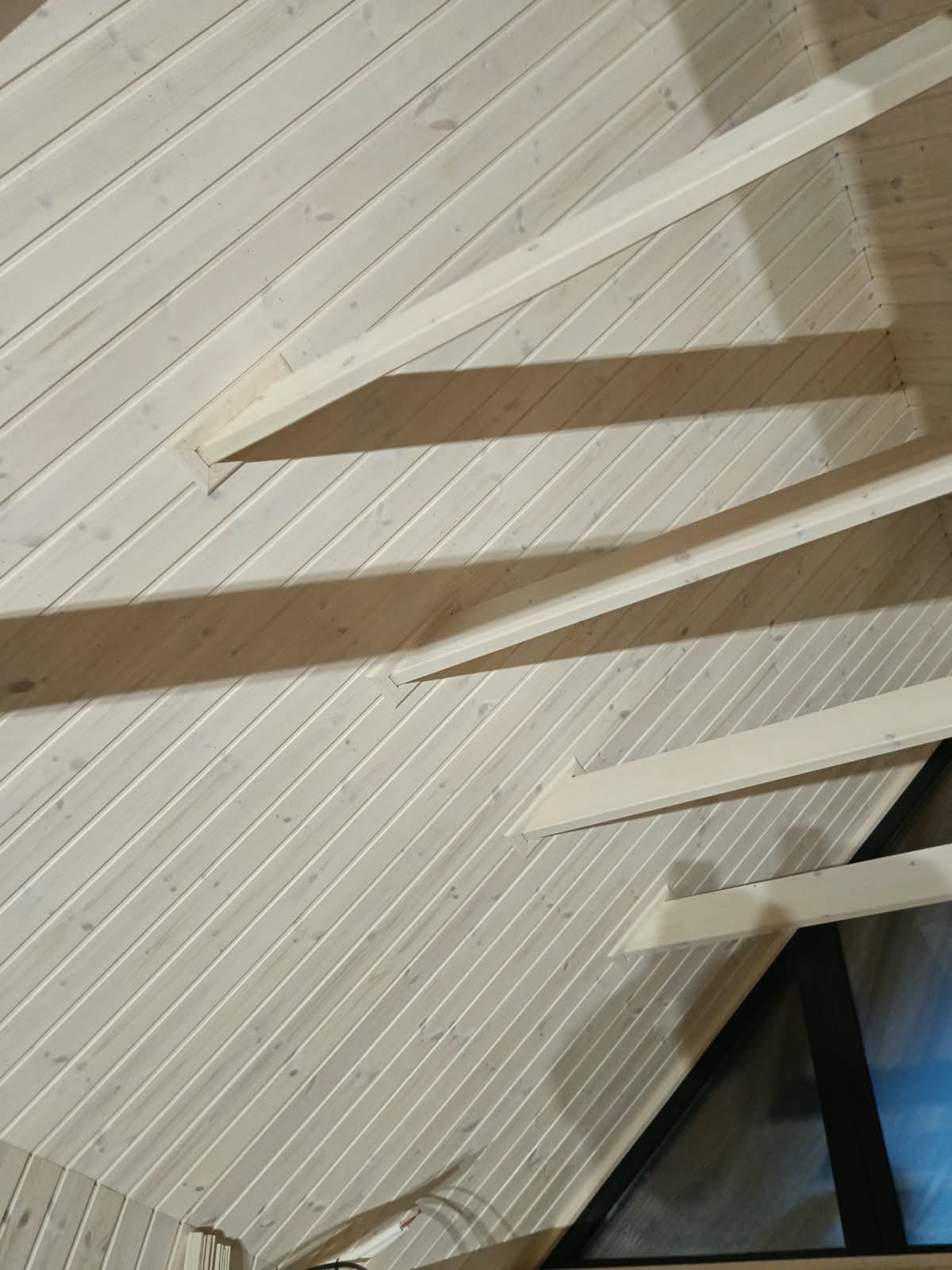 Detail der Holzdecke und sichtbaren Balken