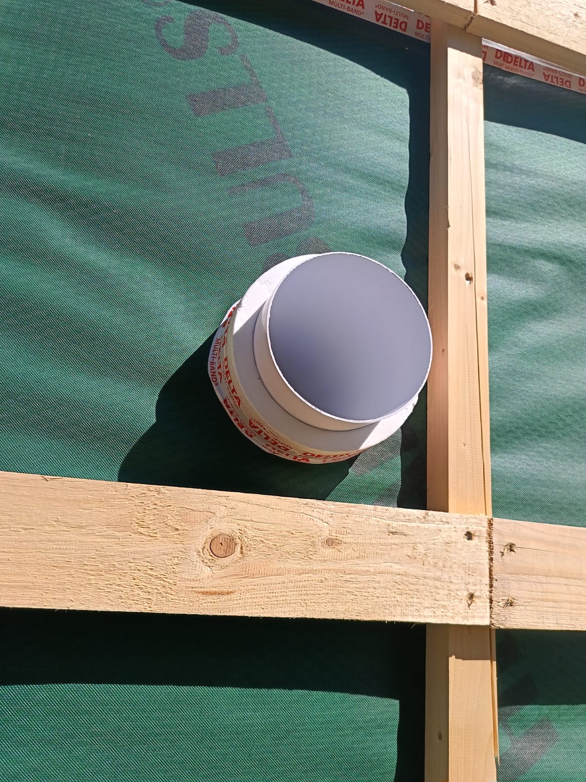 Detail des Rohraustritts durch die Wand