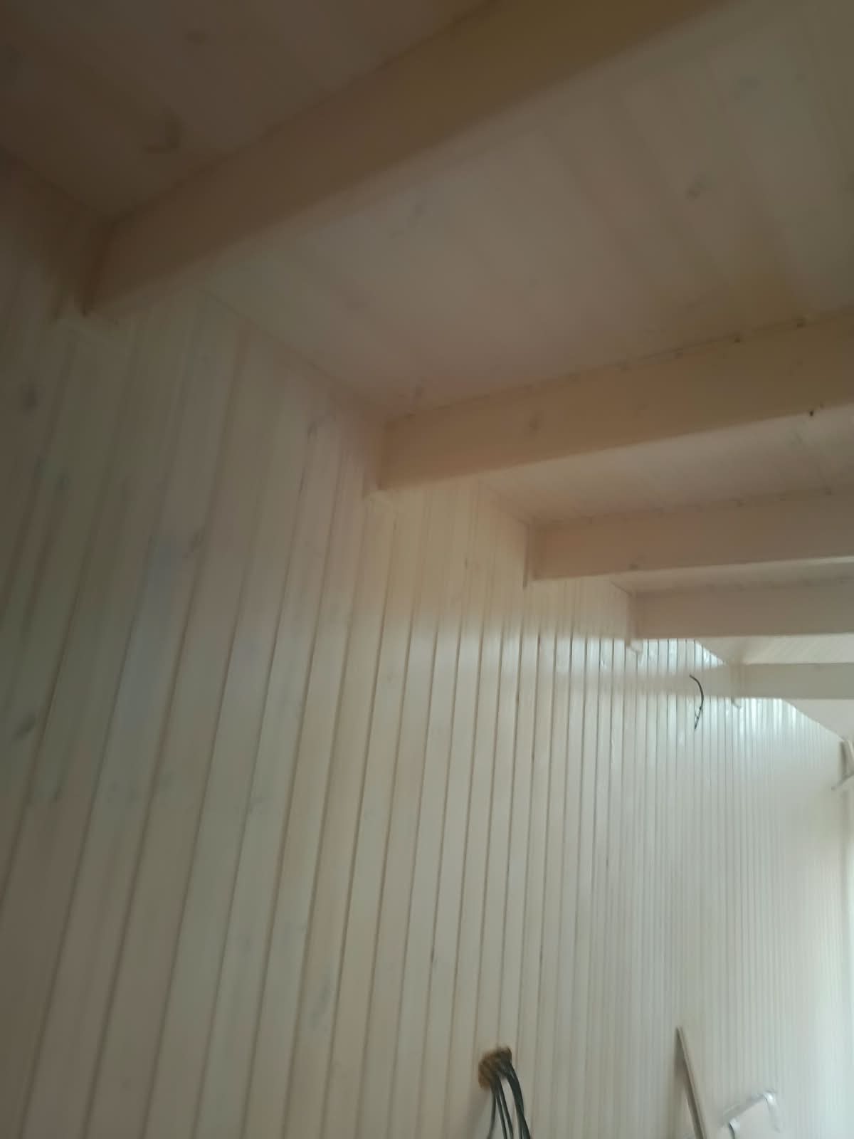 Detail des Anschlusses zwischen Holzwand und Holzdecke