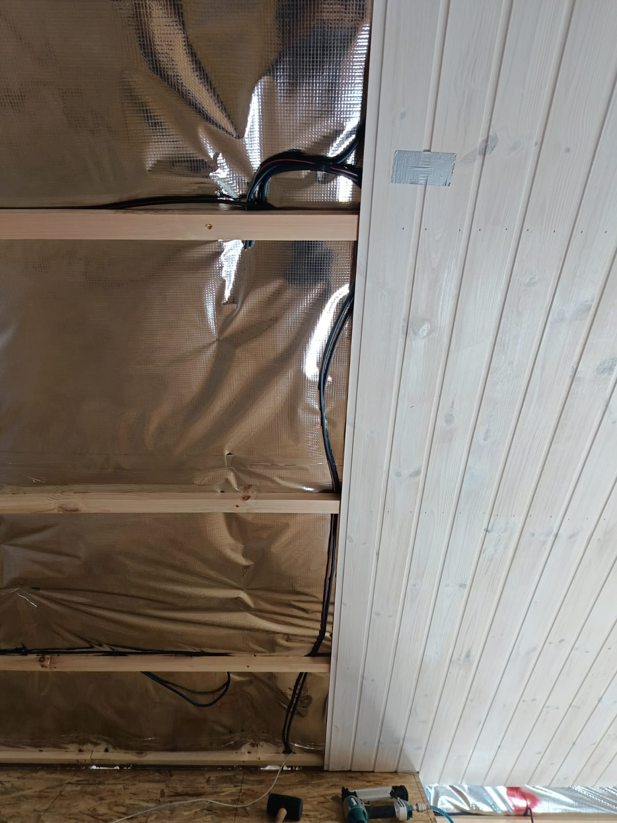 Montage der Holzverkleidung an den Wänden